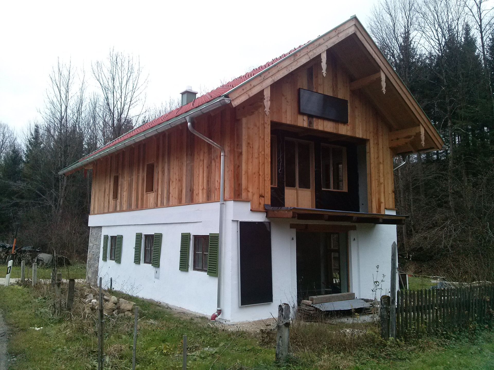 Neubau aus Holz mit modernem Dachstuhl