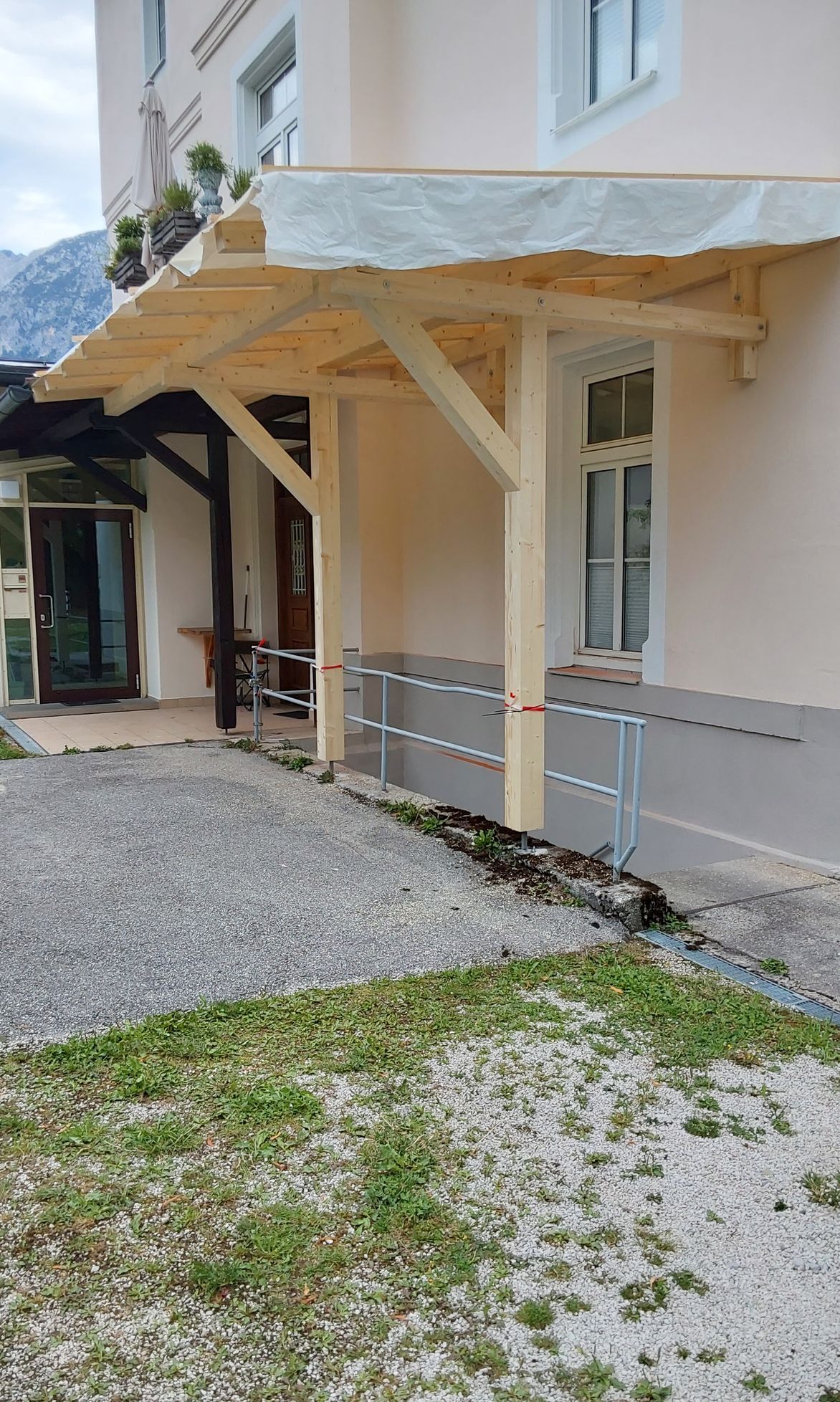 Holzpavillon oder Unterstand im freien Gelände