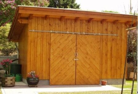 Innenansicht eines Treppenhauses mit Holzgeländer