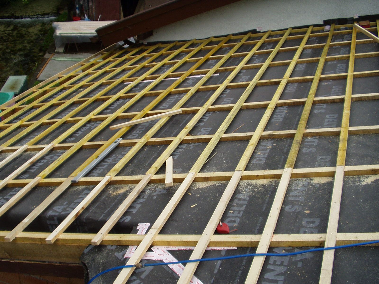 Holzunterkonstruktion für Dachdeckung in Bauphase