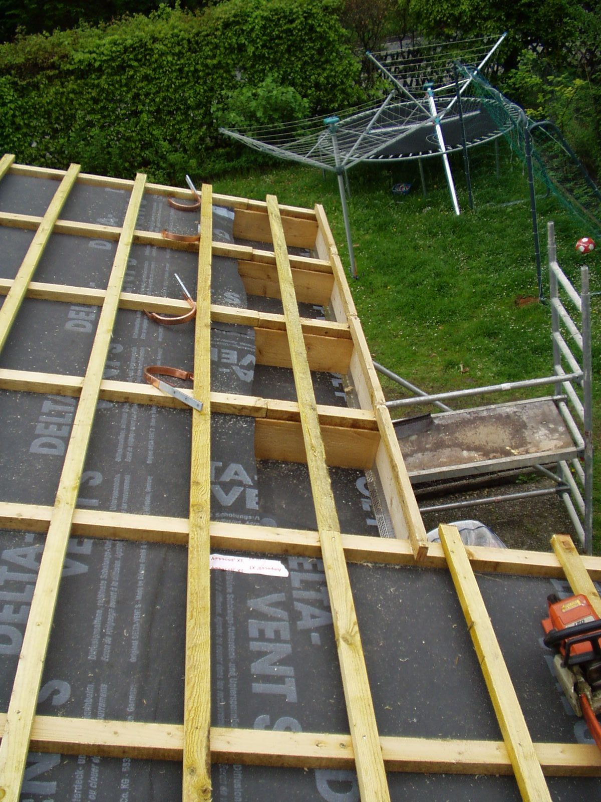 Dachlattung mit Dampfsperre während Sanierung