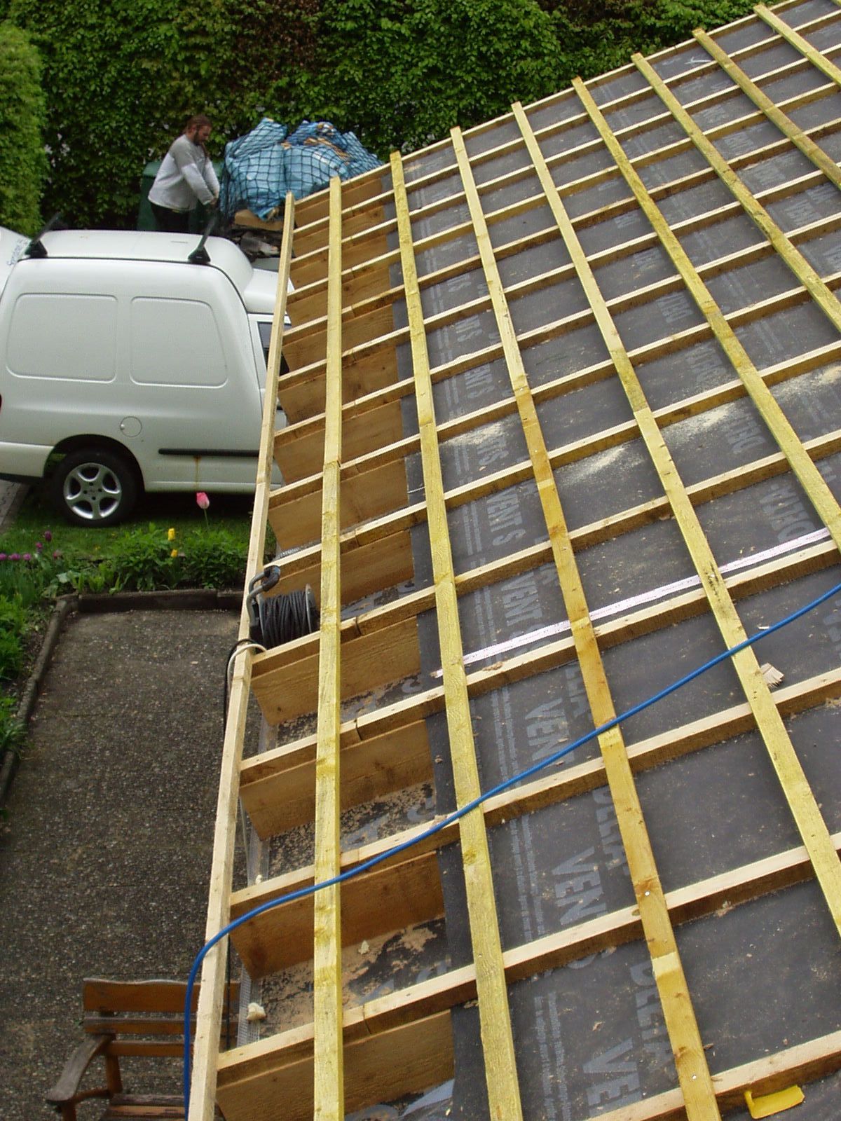 Neue Dachlattung aus Holz für Ziegeldach