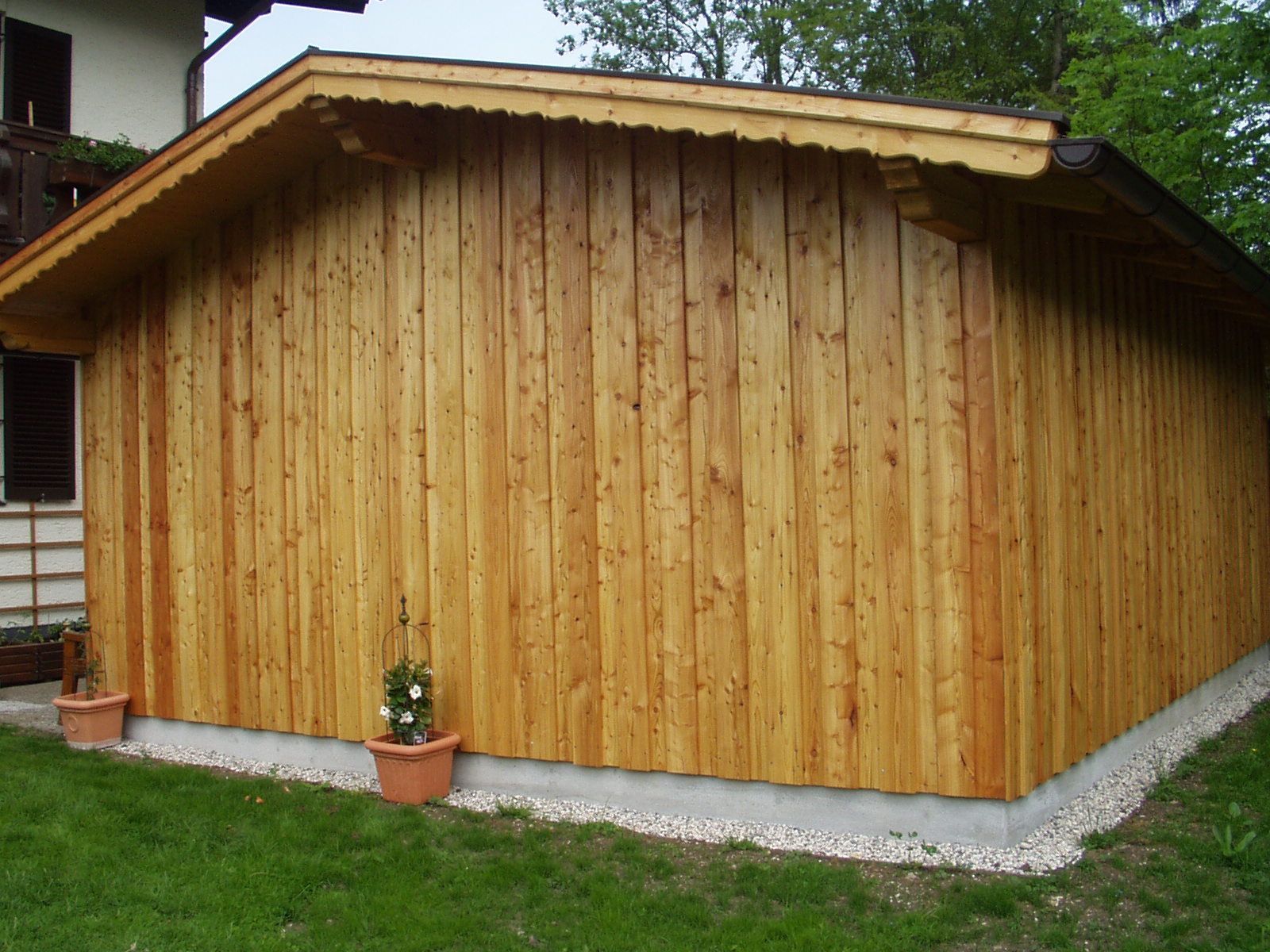 Großes Holzlager oder Geräteschuppen mit Doppeltor