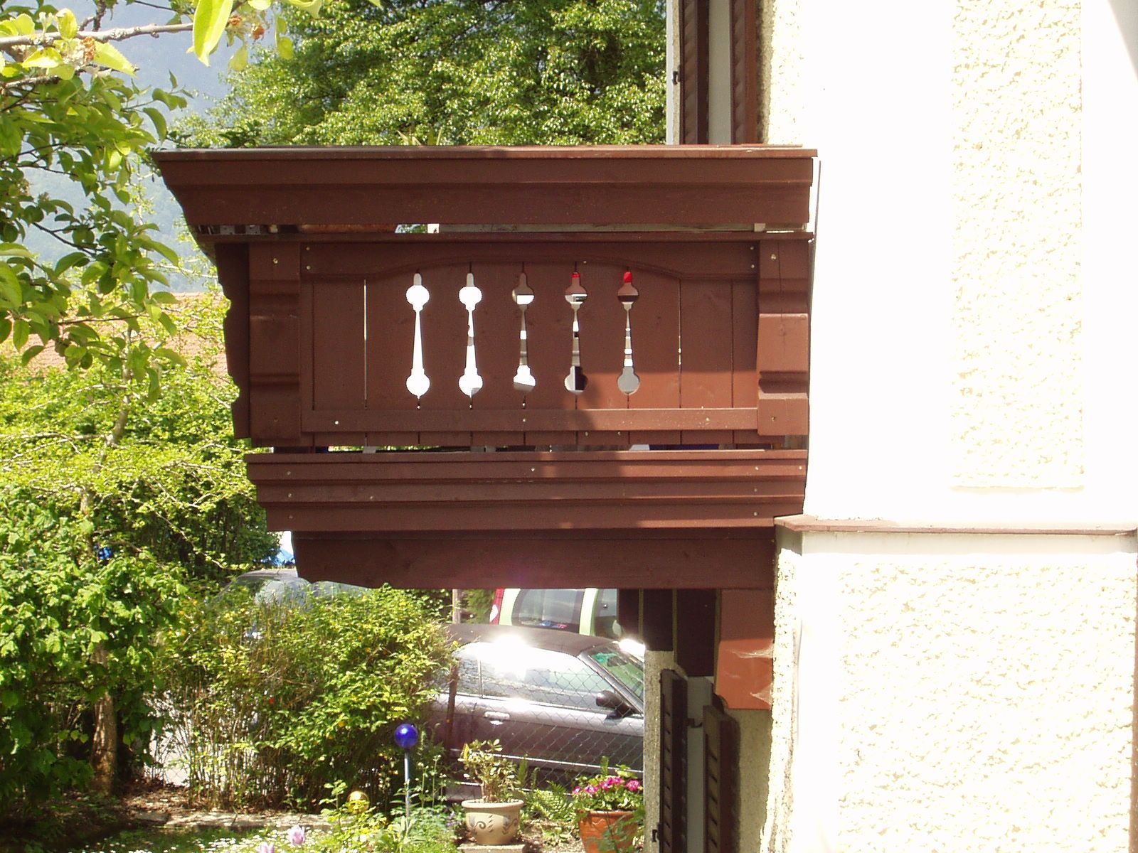 Kleiner brauner Holzbalkon mit klassischen Balustern