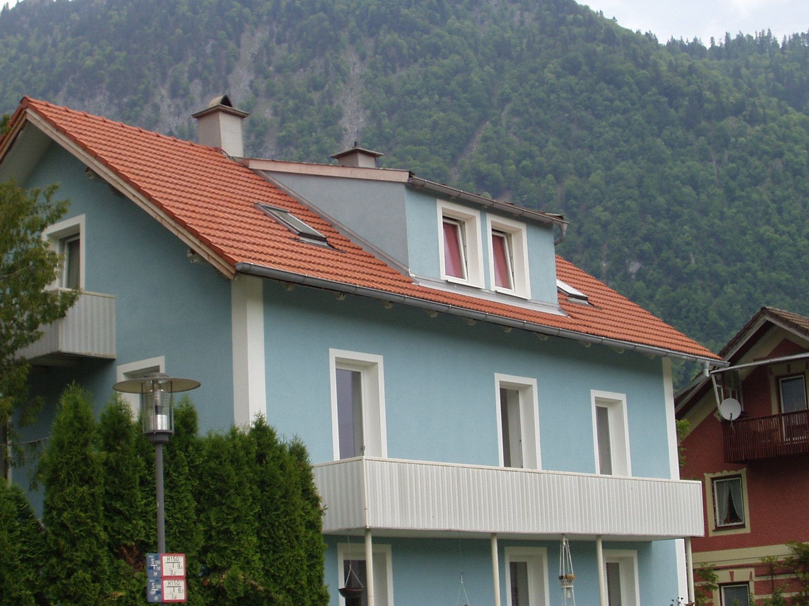 Mehrfamilienhaus mit neuem roten Dach und Gauben
