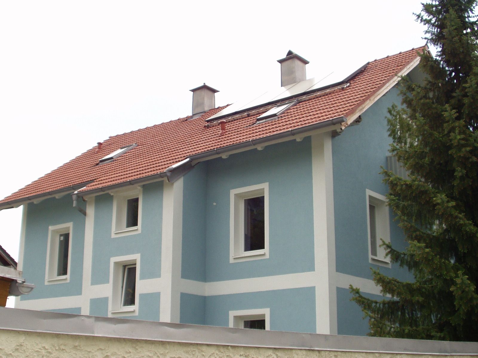 Haus mit frisch gedecktem roten Ziegeldach