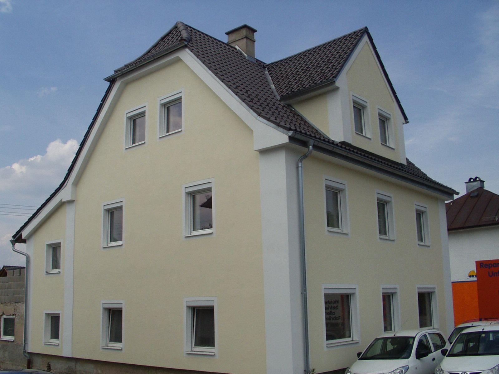 Wohnhaus vor Dachsanierung mit heller Fassade
