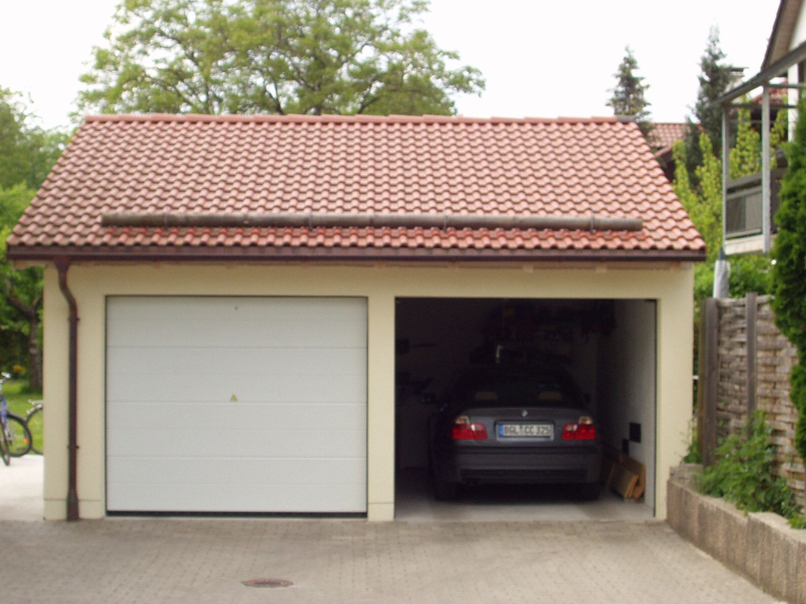 Garage mit Satteldach und neuem Tor