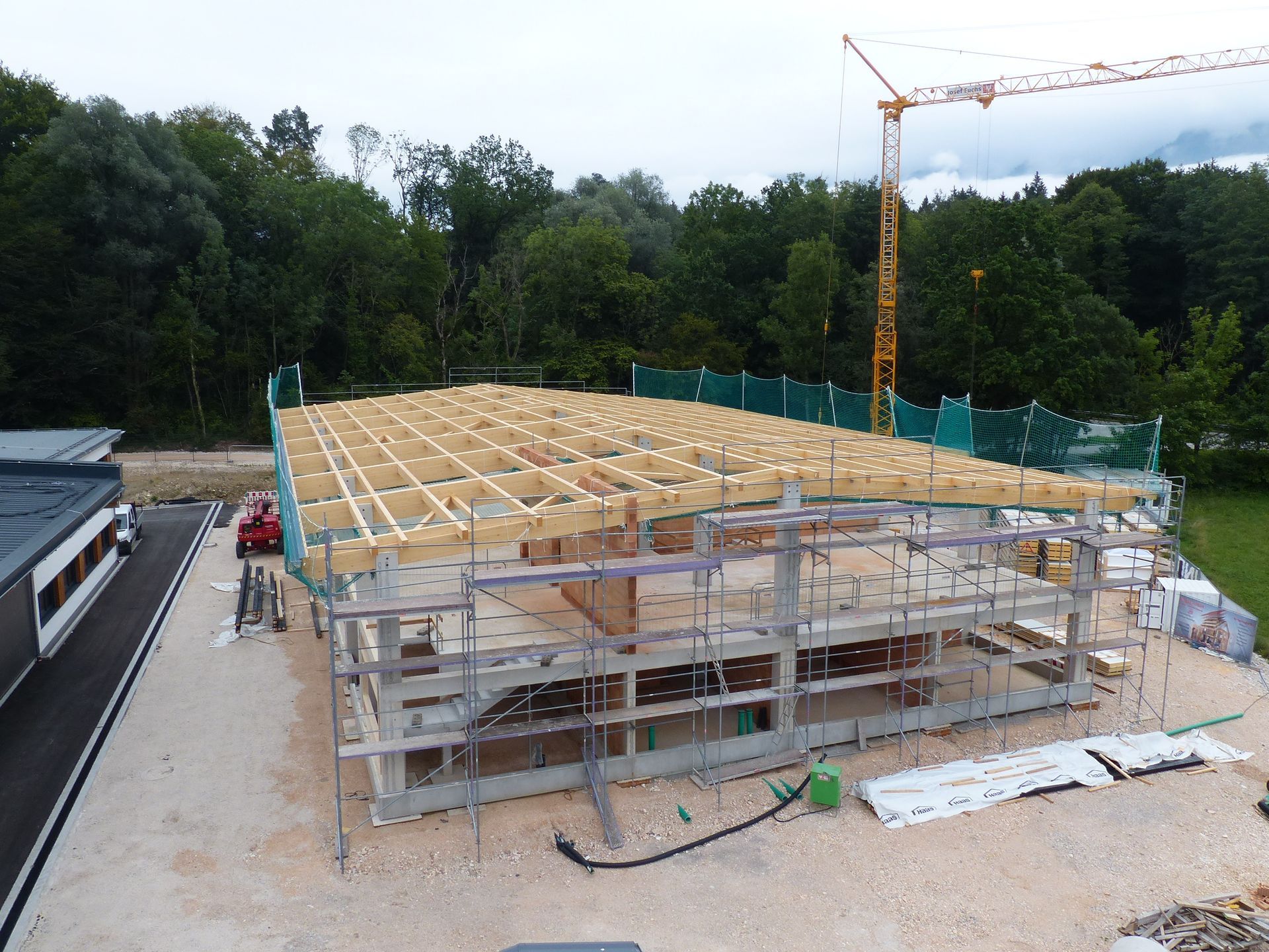 Großbaustelle mit errichtetem Dachstuhlgerüst