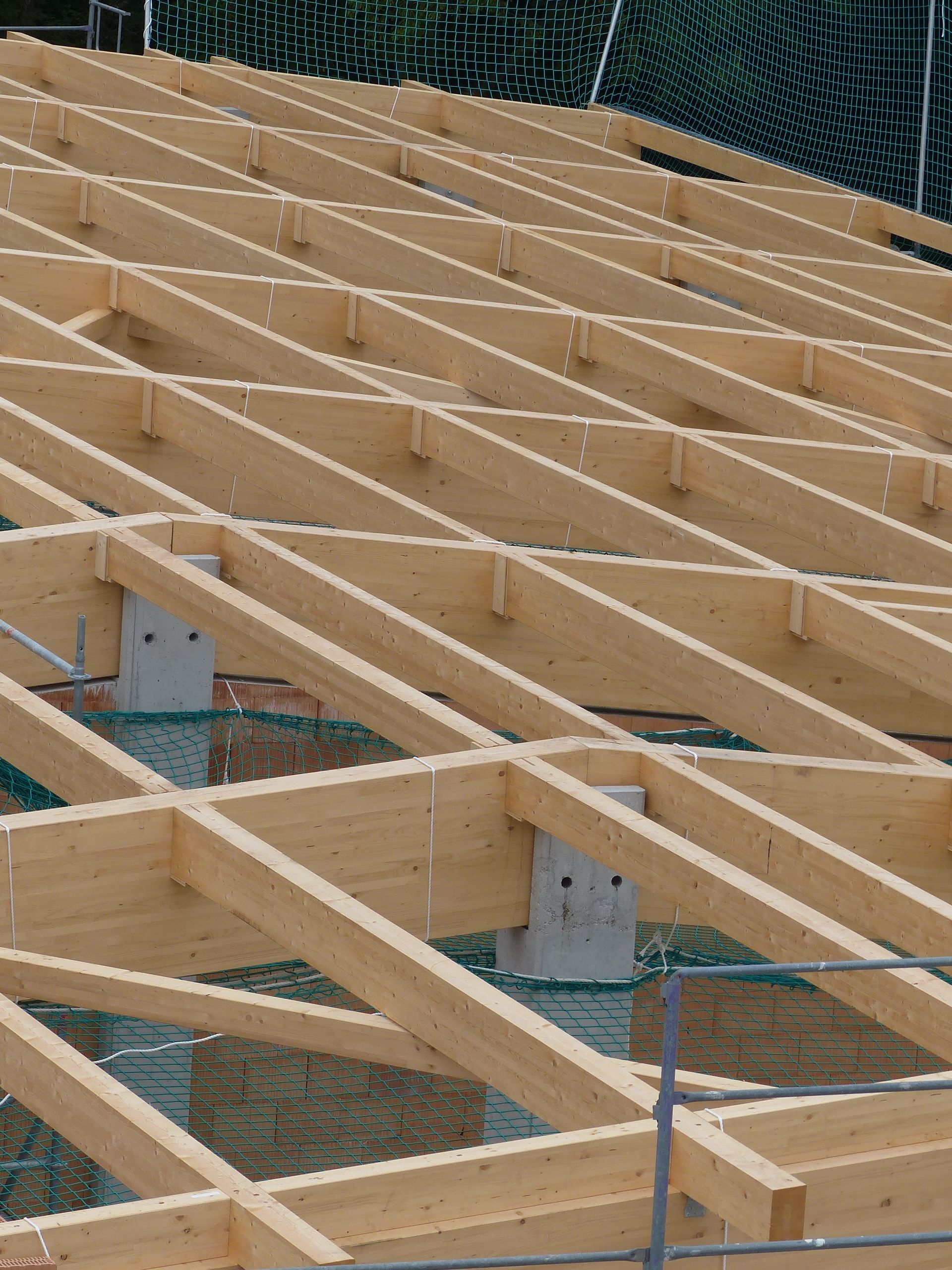 Neue Holzbalken für Dachkonstruktion in Bauphase