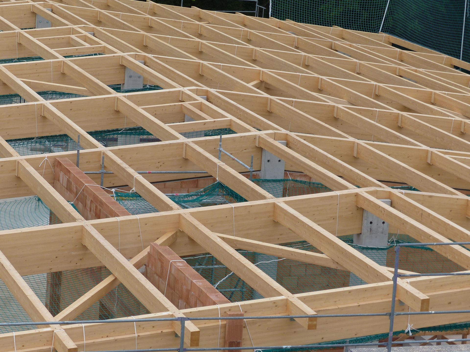 Dachstuhlrohbauten mit sichtbaren Sparrenelementen