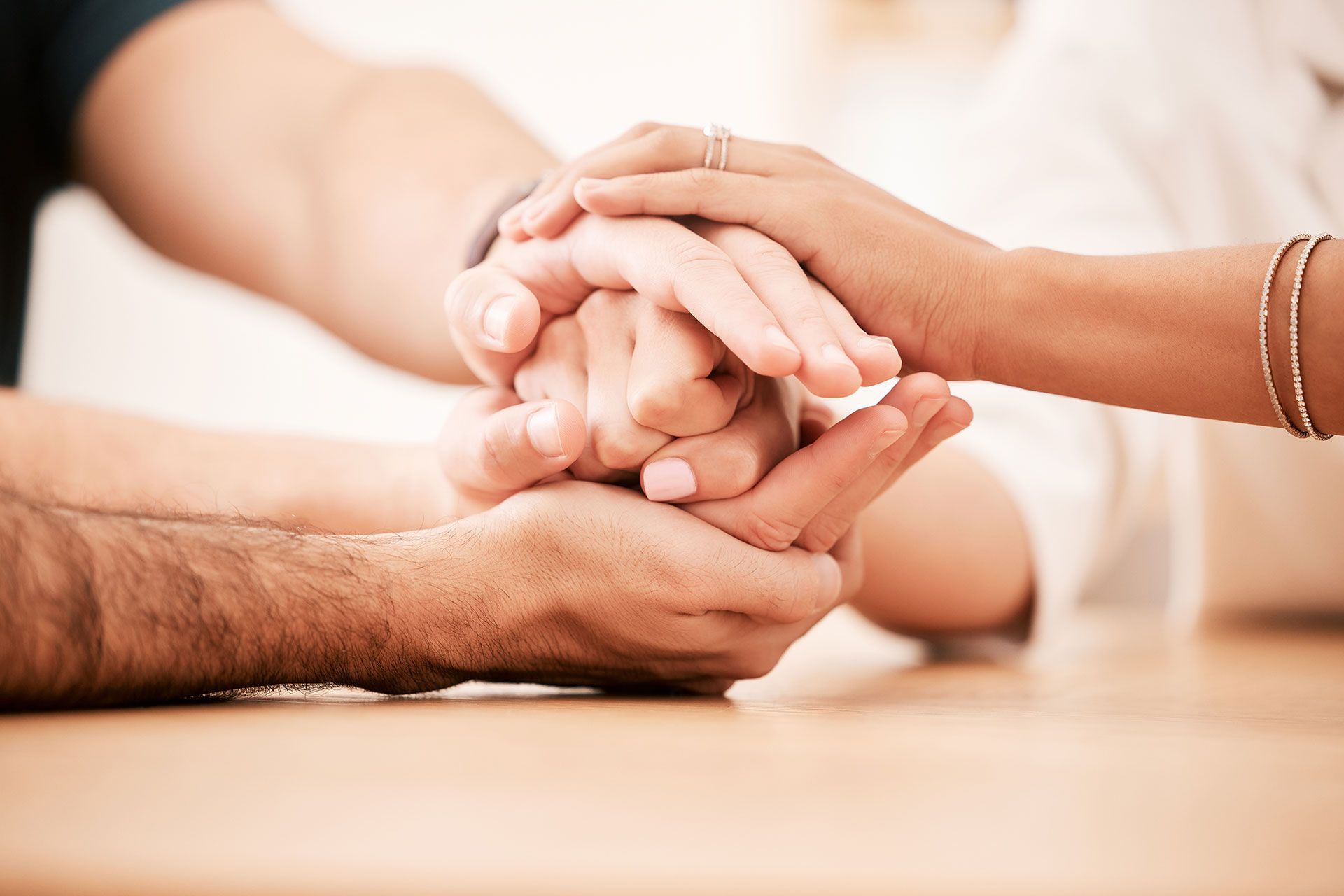 Eine Frau lächelt, während sie sich mit einer anderen Frau unterhält.