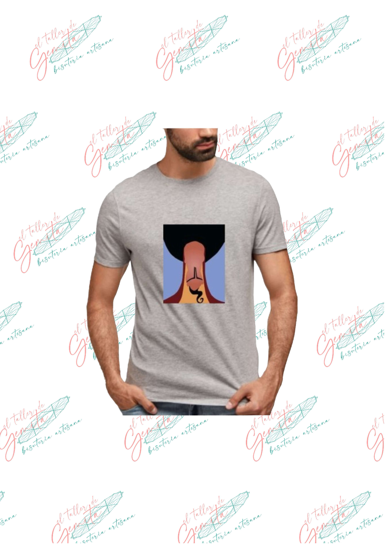 Hombre con camiseta gris y un retrato geométrico en la parte delantera. Manos en los bolsillos, expresión neutra.