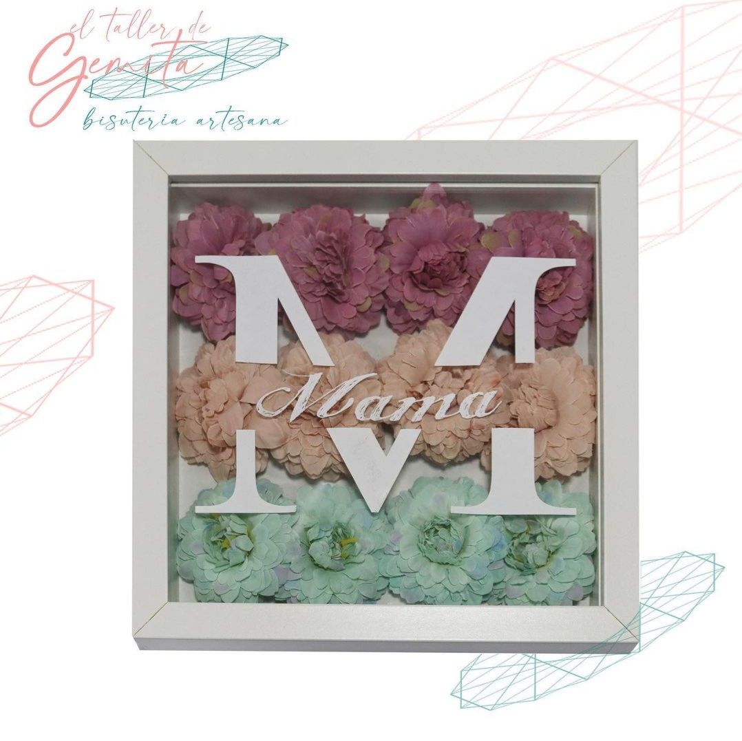 Obra floral enmarcada en blanco con la letra 