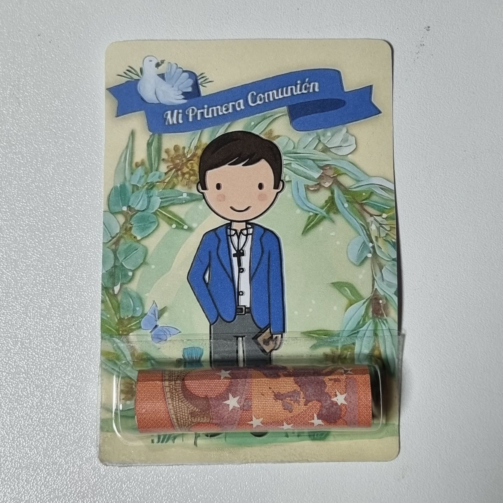 Un niño de dibujos animados con traje azul, sosteniendo una Biblia, en una tarjeta de