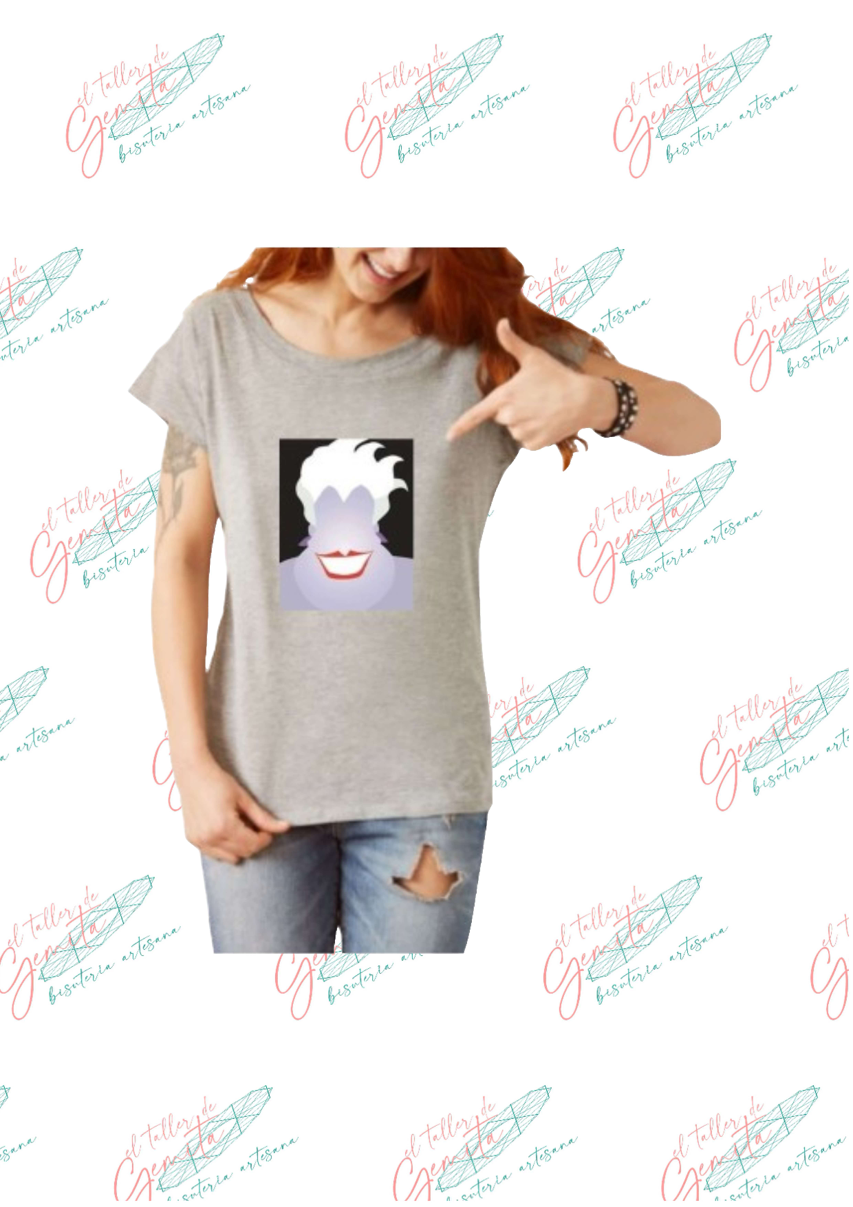 Mujer que lleva una camiseta gris con la cara de Úrsula y señala el gráfico.