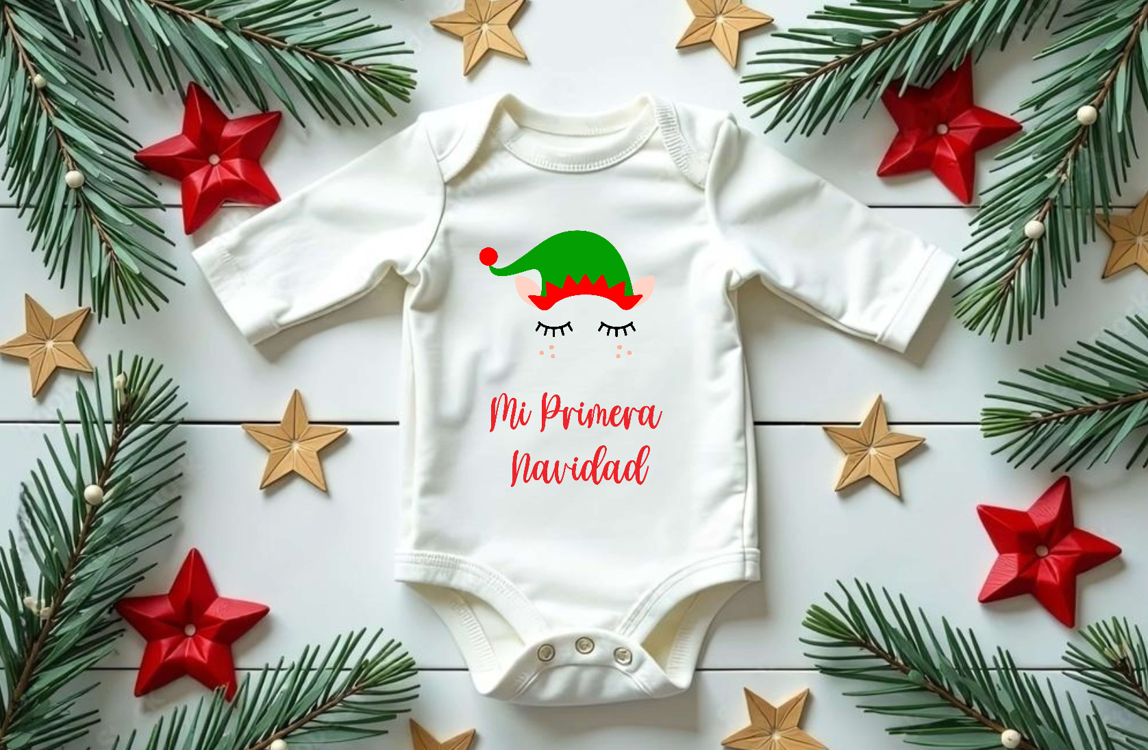 Body de bebé color blanco con diseño de elfo y texto en español, rodeado de adornos navideños.