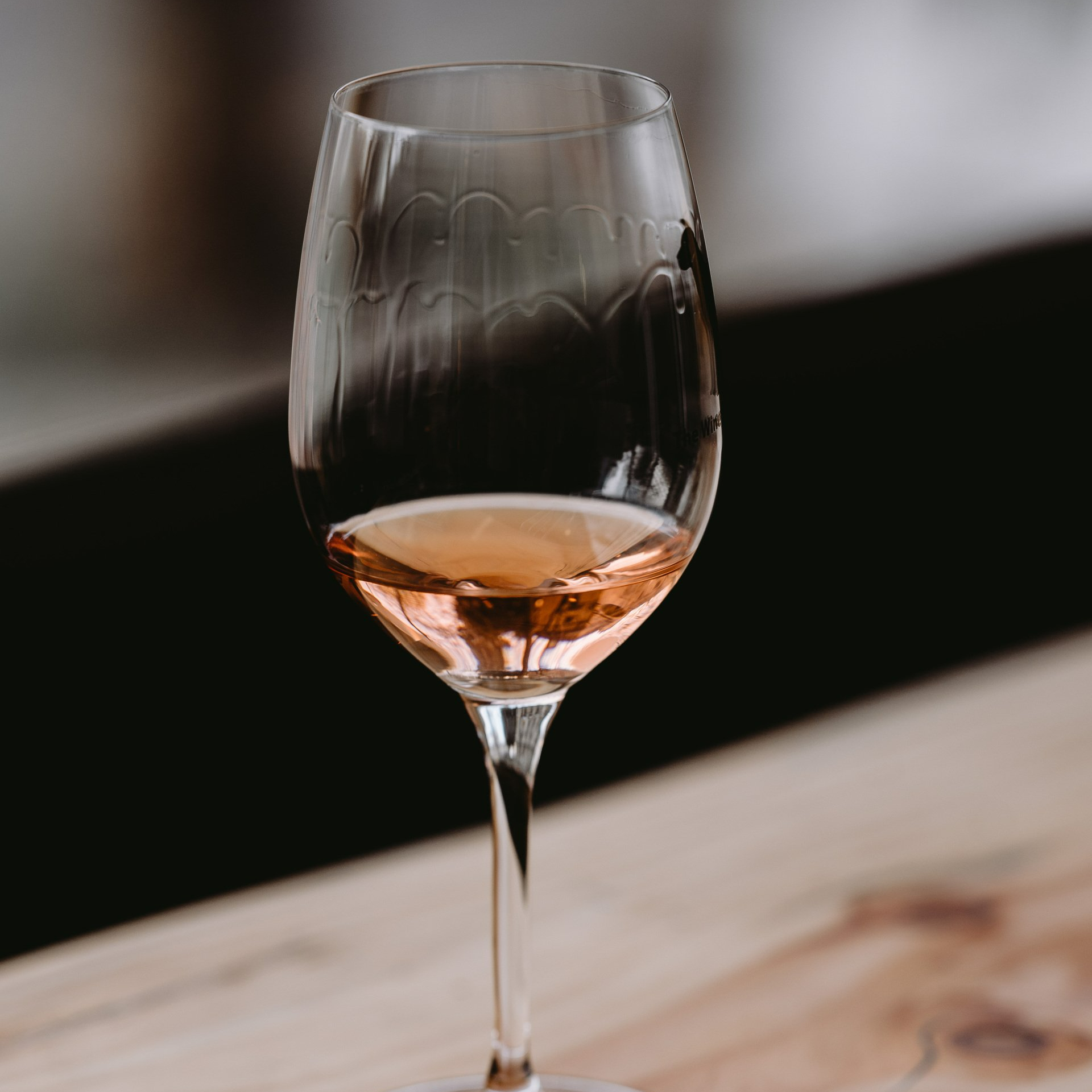 Verre de vin rosé sur le bar