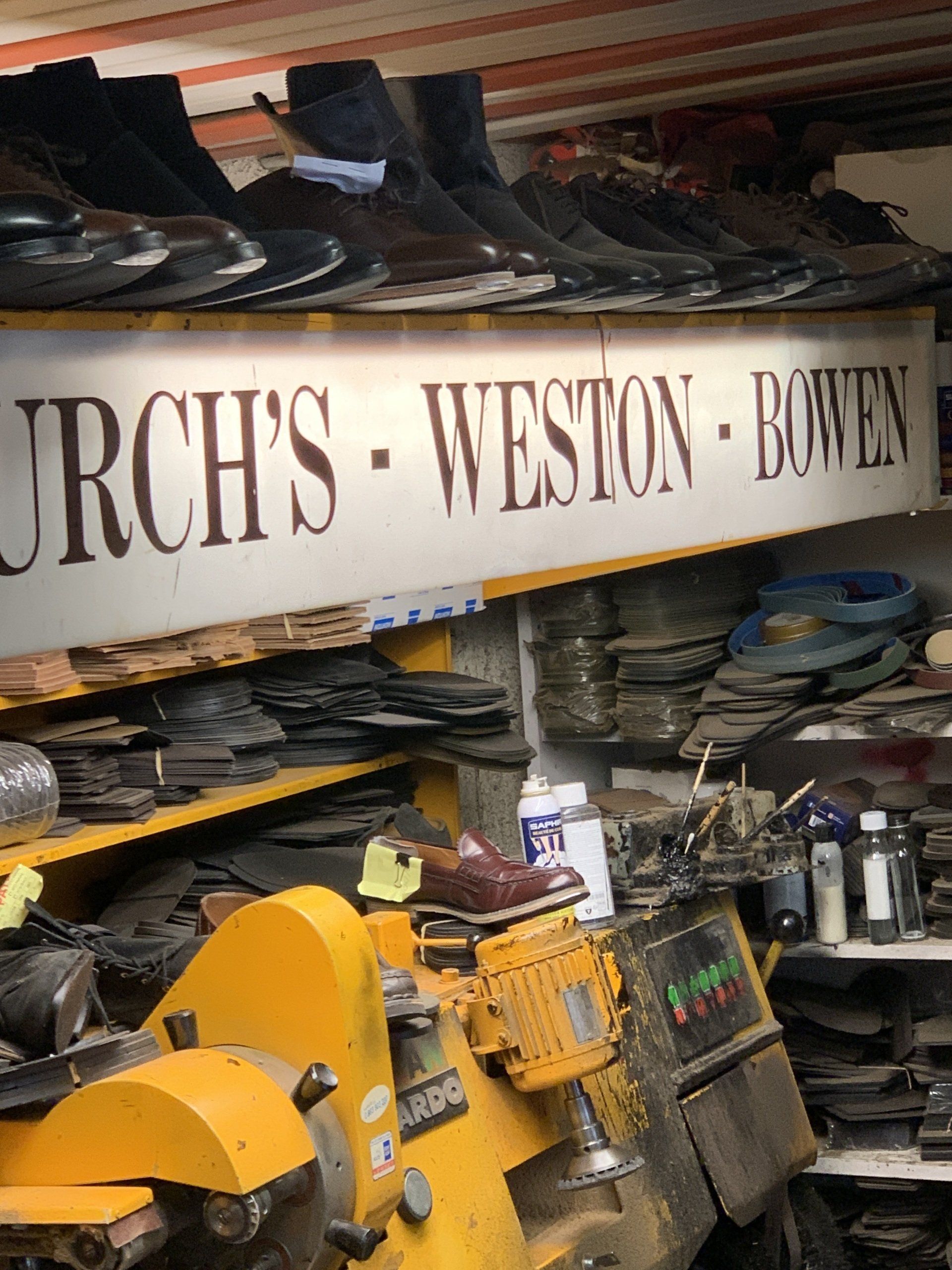 Une cordonnerie artisanale à Paris