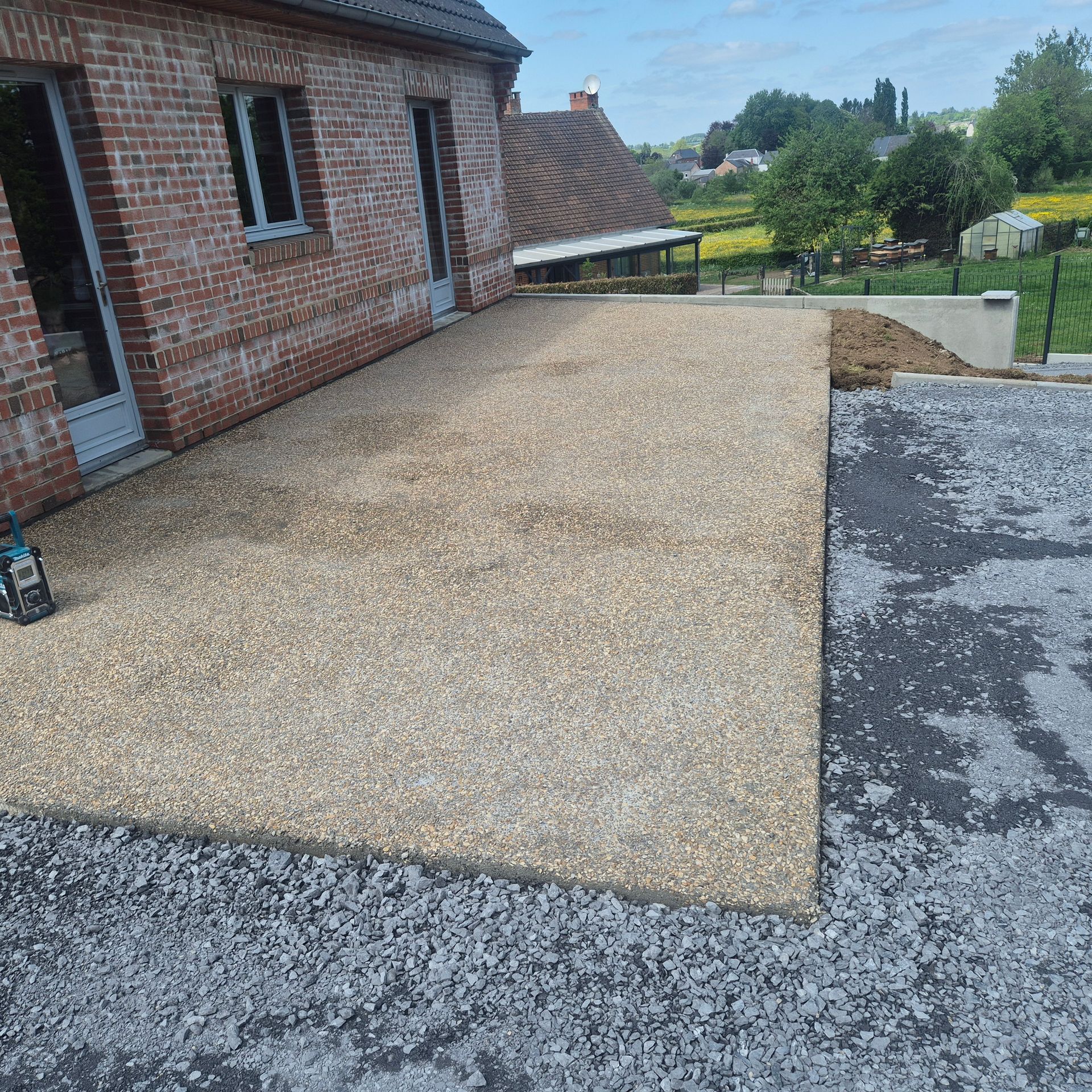 Une clôture avec portail noir en fer