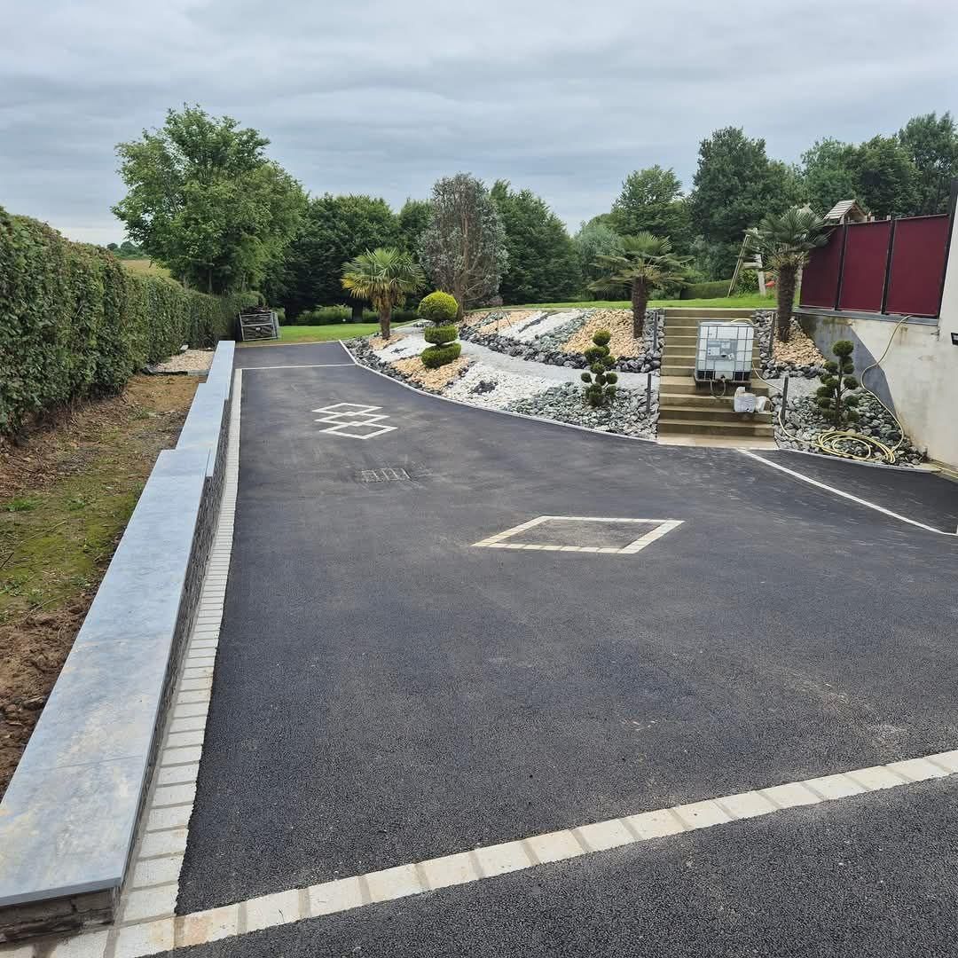 Une allée goudronnée avec décor en pavés