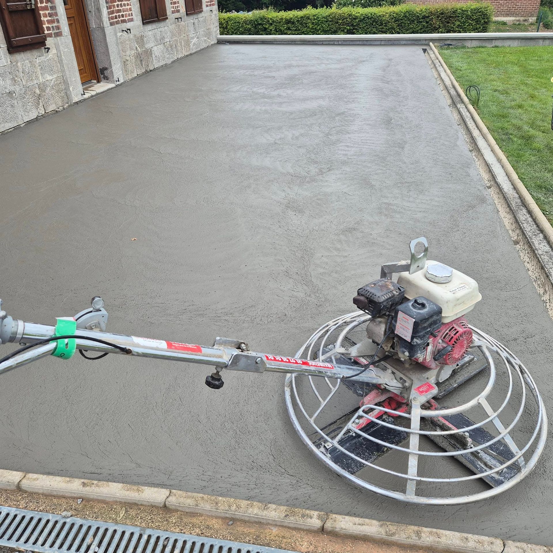Une dalle de béton en cours de talochage