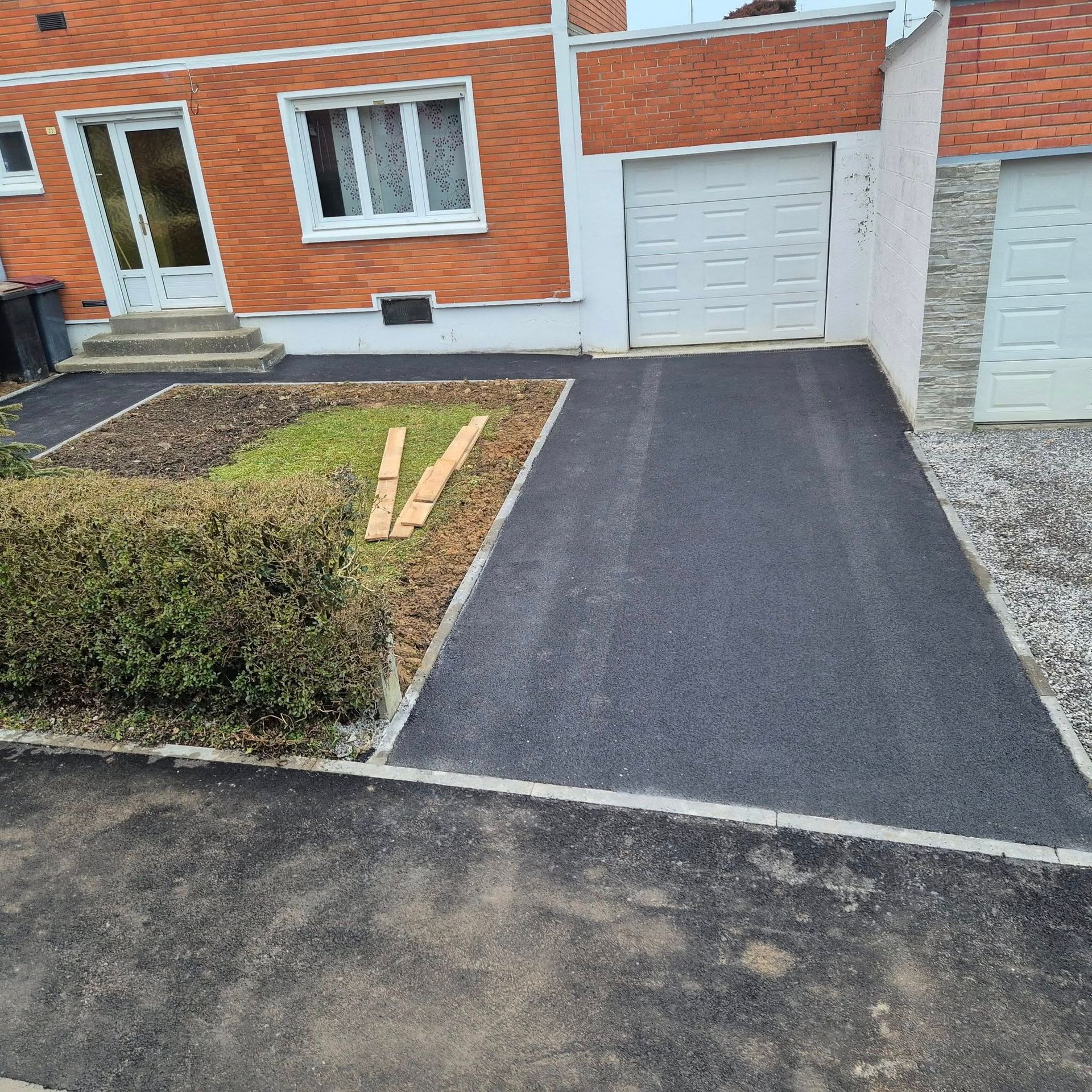 Une allée goudronnée