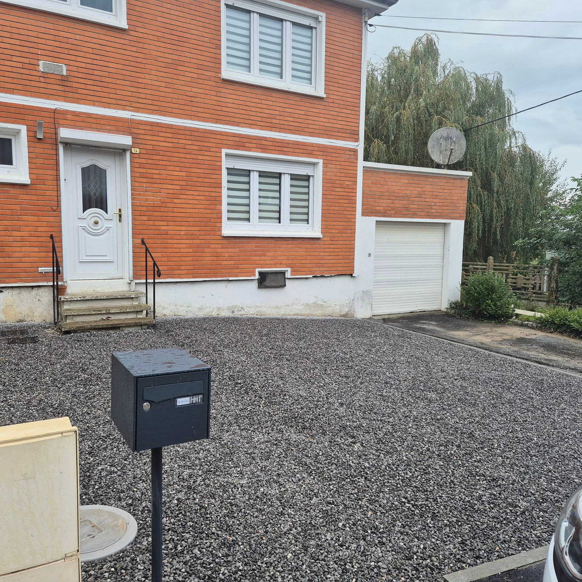 Une cour avec graviers