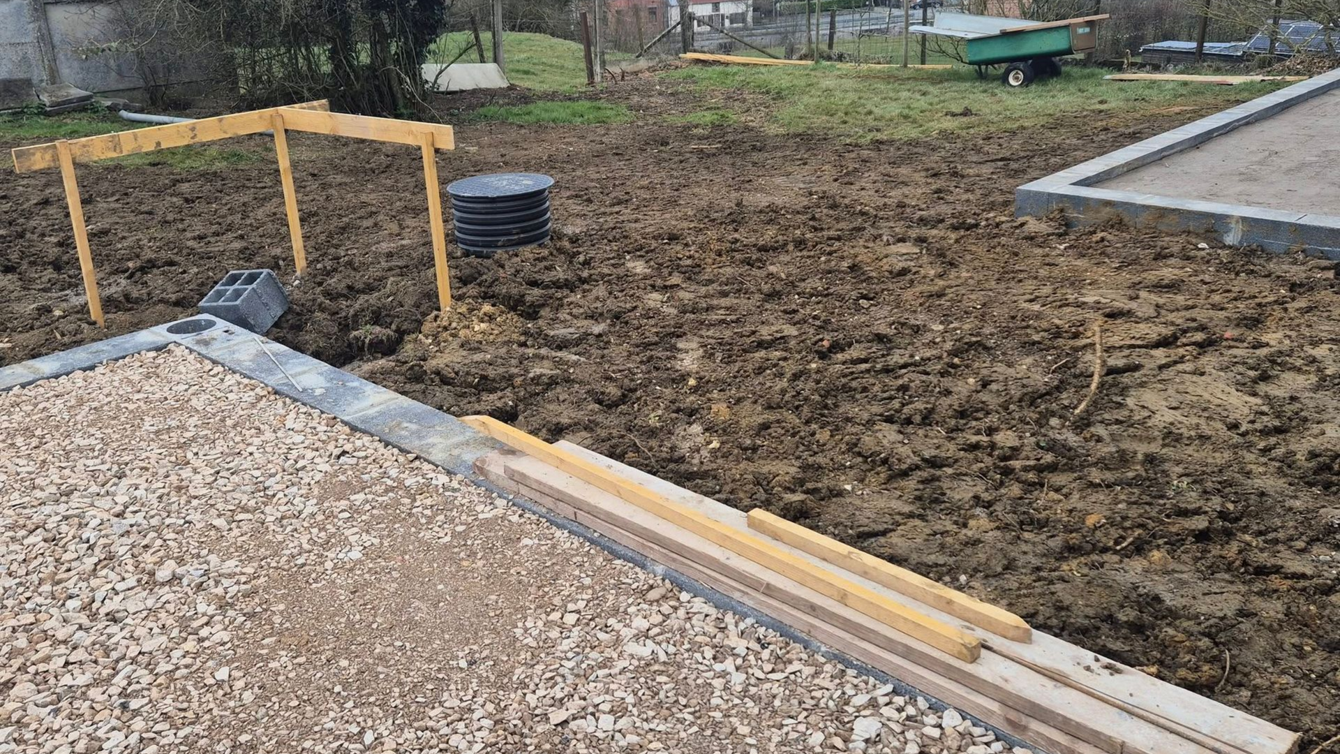 Une cour en cours de terrassement