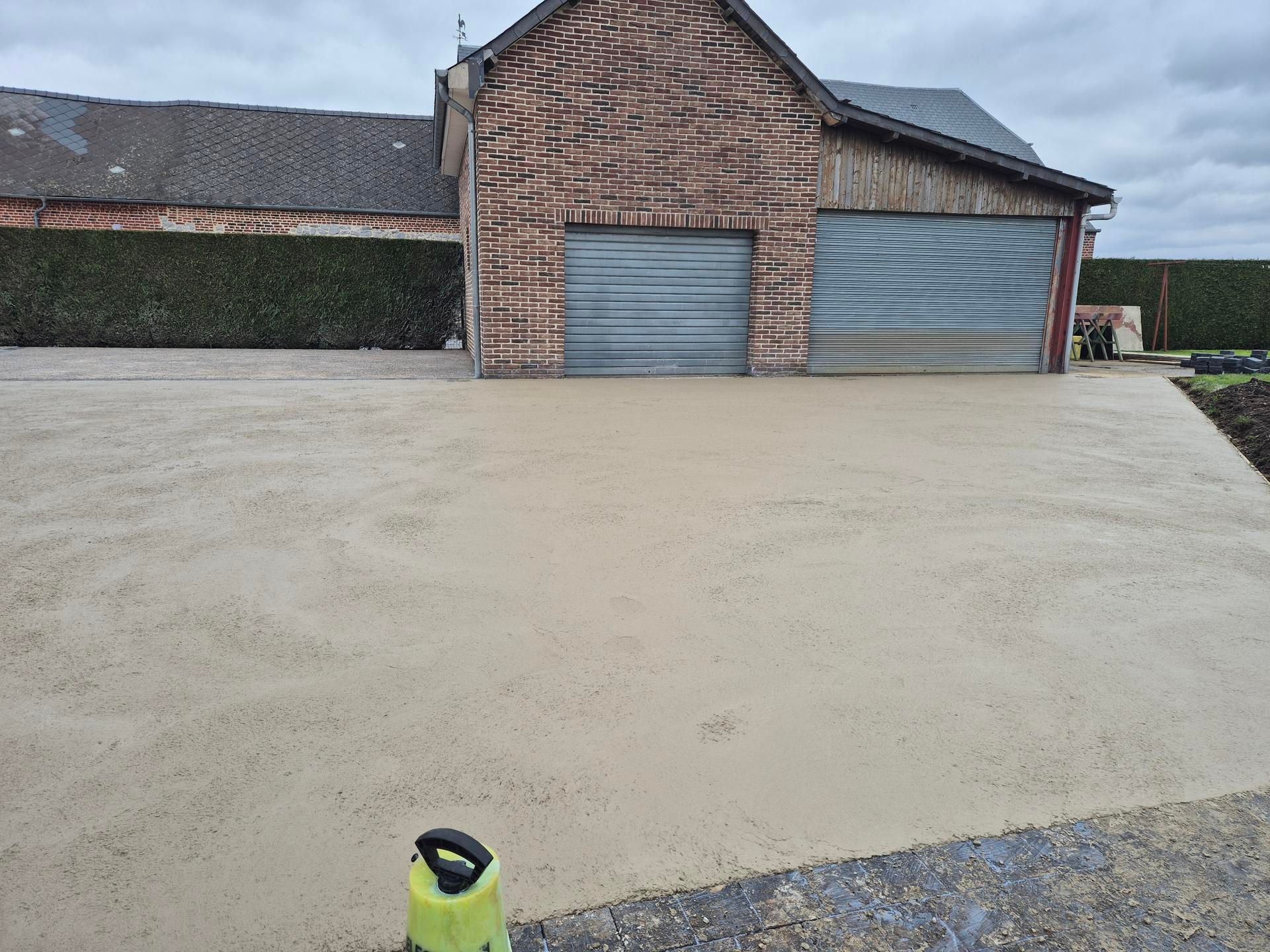 Une cour en béton stabilisé