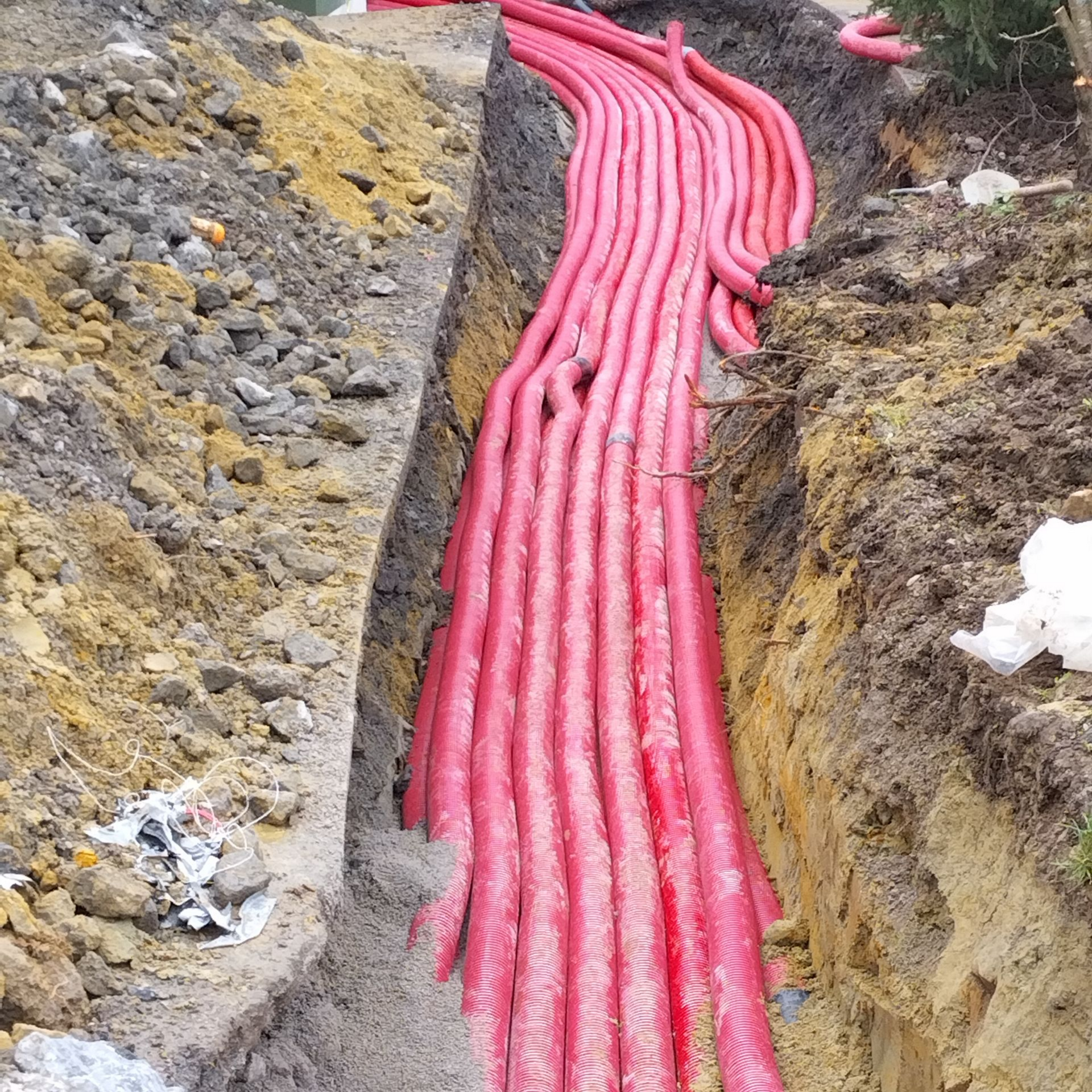 Tranchée avec un regard et un tuyau noir