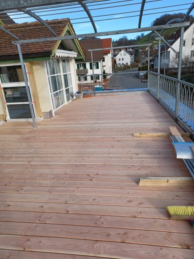 Auf dem Dach eines Hauses wird eine Holzterrasse gebaut. Foto von der AK Holzwerkstatt GmbH