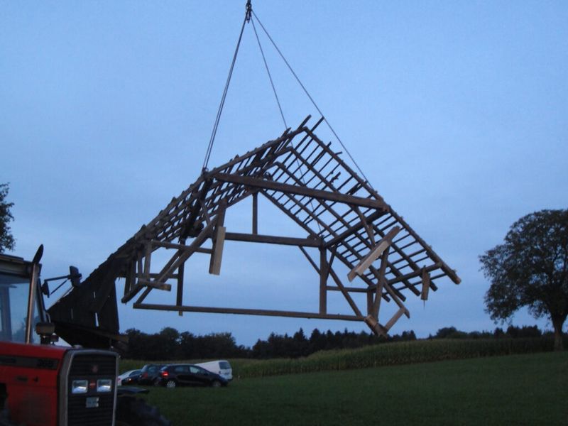 Eine grosse Holzkonstruktion wird von einem Kran angehoben. Foto von der AK Holzwerkstatt GmbH