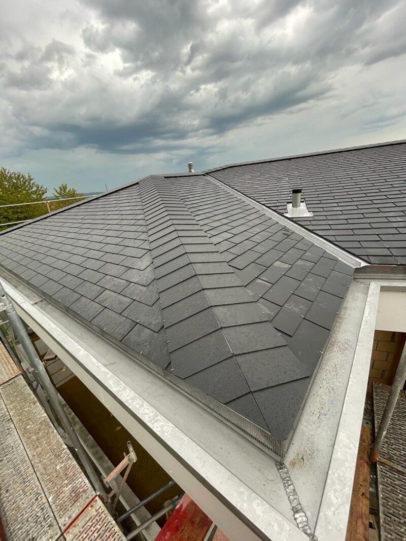 Eine Nahaufnahme eines Daches mit Schieferziegeln. Foto von der AK Holzwerkstatt GmbH