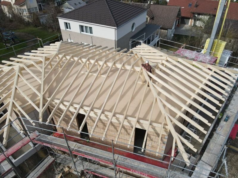 Eine Luftaufnahme eines im Bau befindlichen Hauses mit einem Holzdach. Foto von der AK Holzwerkstatt GmbH