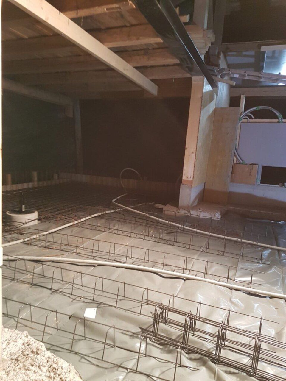 Ein sehr dunkler Raum mit vielen Kabeln auf dem Boden. Foto von der AK Holzwerkstatt GmbH