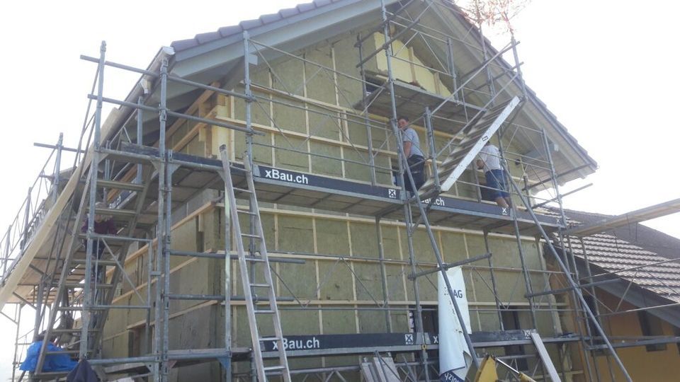Es wird ein Haus mit Gerüst darum herum gebaut. Foto von der AK Holzwerkstatt GmbH