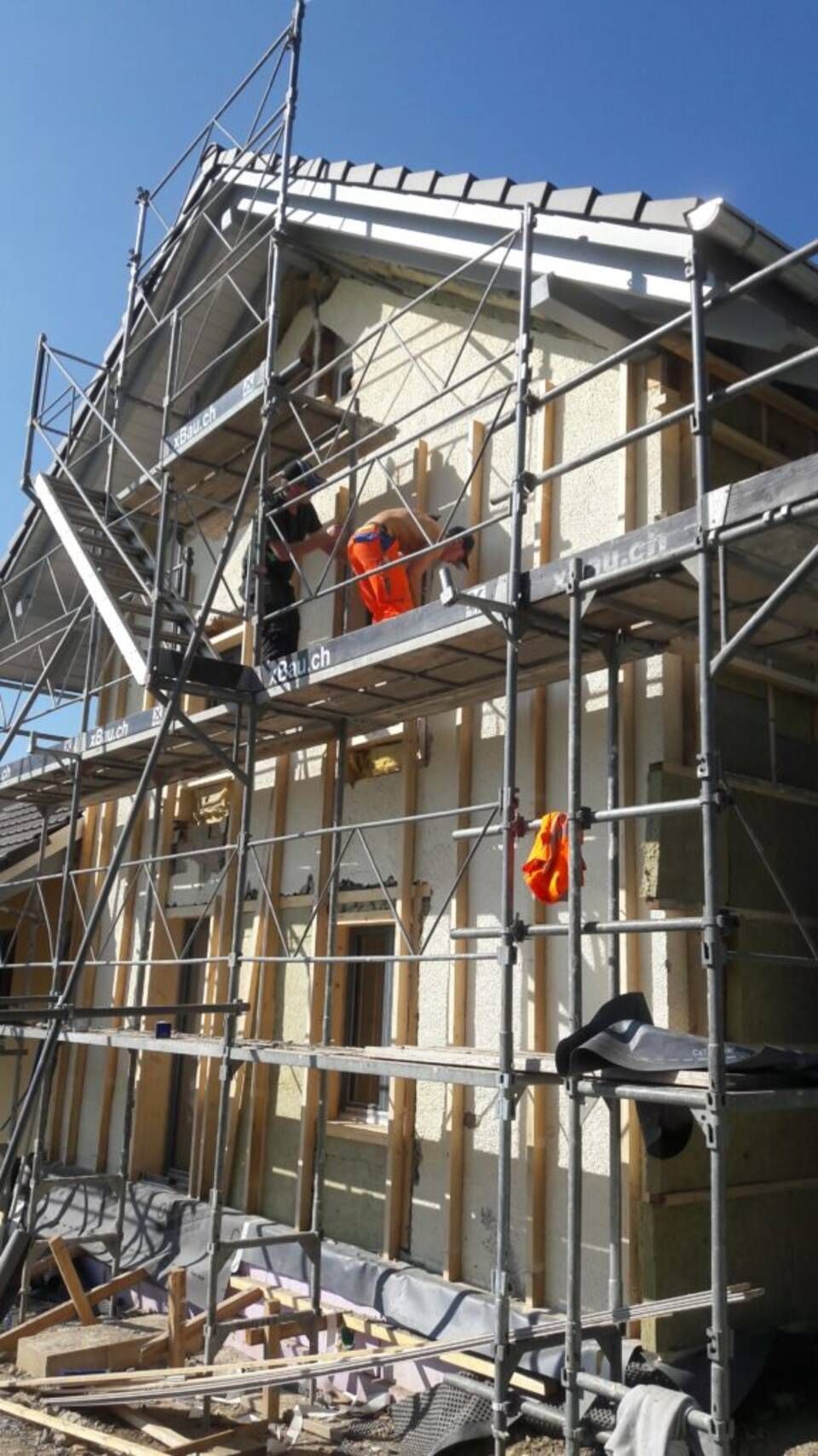 Es wird ein Gebäude errichtet, das von einem Gerüst umgeben ist. Foto von der AK Holzwerkstatt GmbH