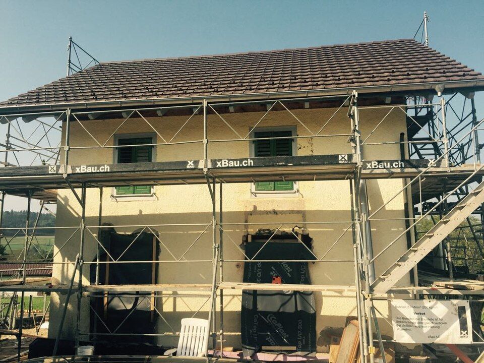 Ein im Bau befindliches Gebäude mit Gerüst darum herum. Foto von der AK Holzwerkstatt GmbH