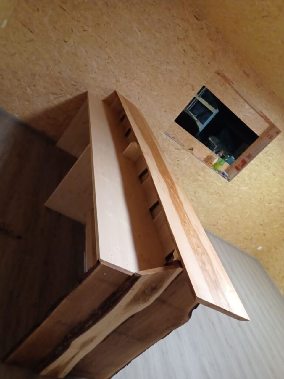 Ein Holzregal in einem Raum. Foto von der AK Holzwerkstatt GmbH