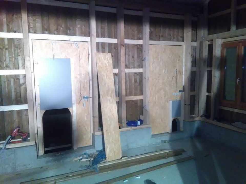 Ein Zimmer mit Holzwänden und einer Katzenklappe. Foto von der AK Holzwerkstatt GmbH