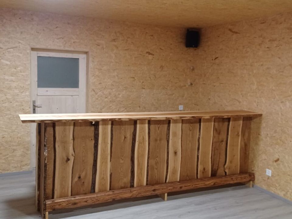 Eine Holzbar in einem Raum. Foto von der AK Holzwerkstatt GmbH