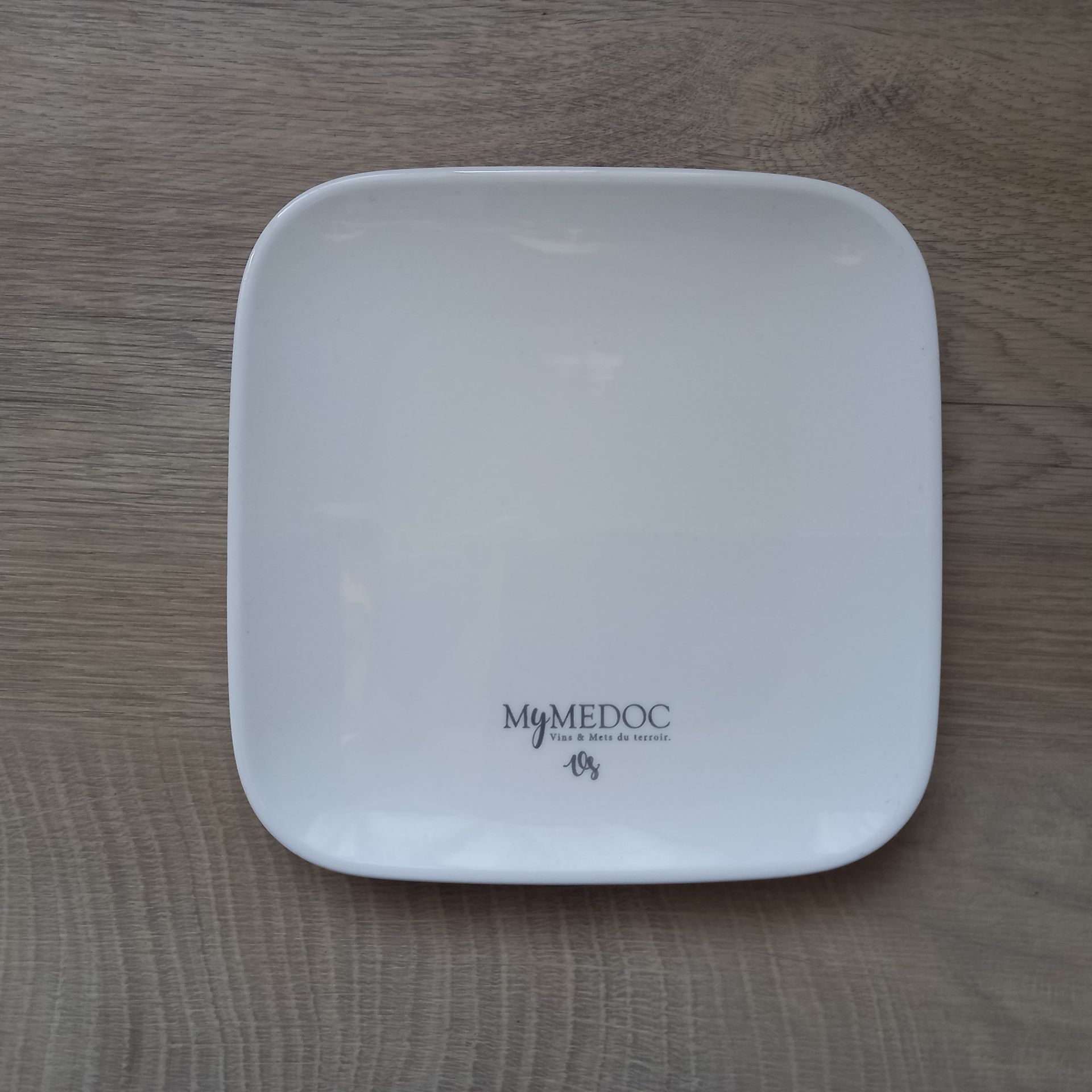 Assiette carrée blanche avec logo