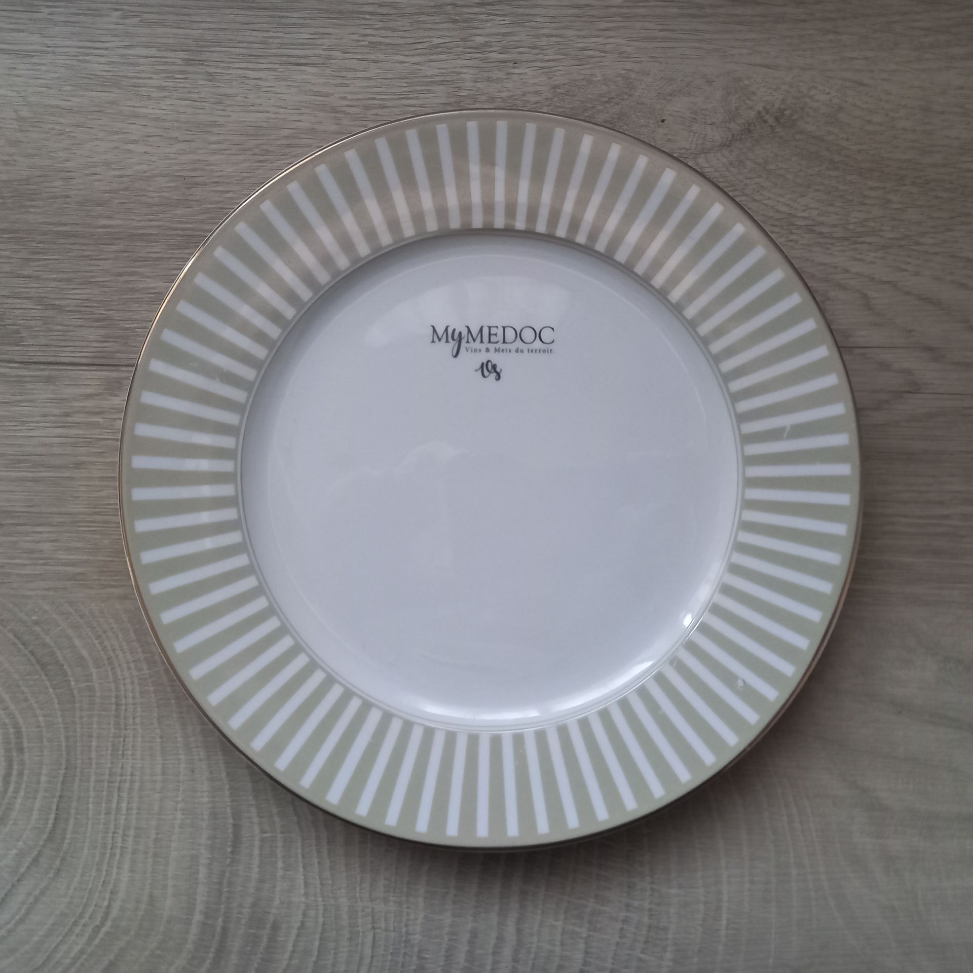 Assiette rayée blanche et beige avec bord doré