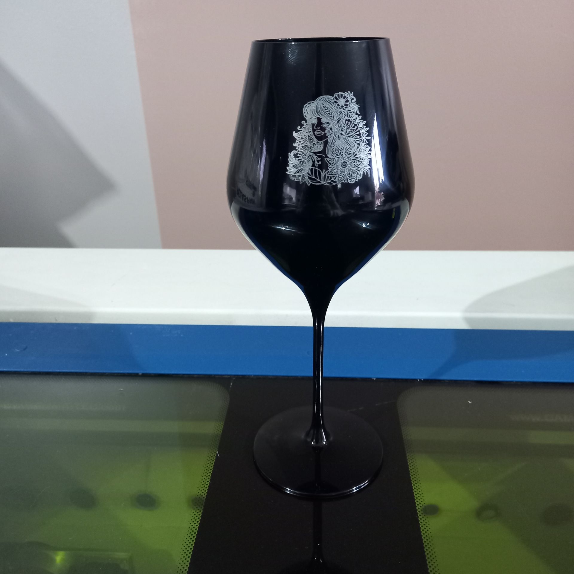 Verre à vin noir avec motif gravé