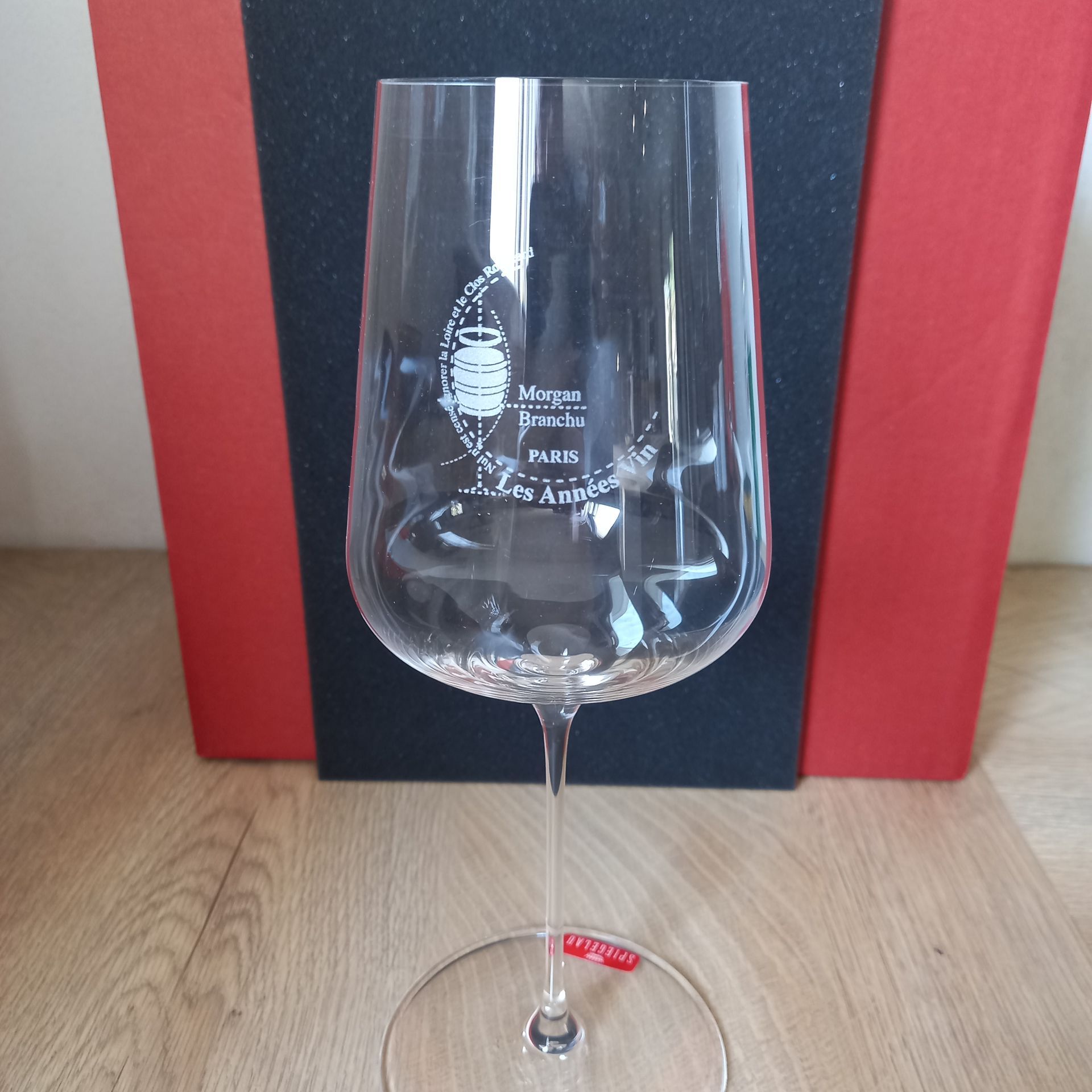 Un verre à vin transparent avec logo