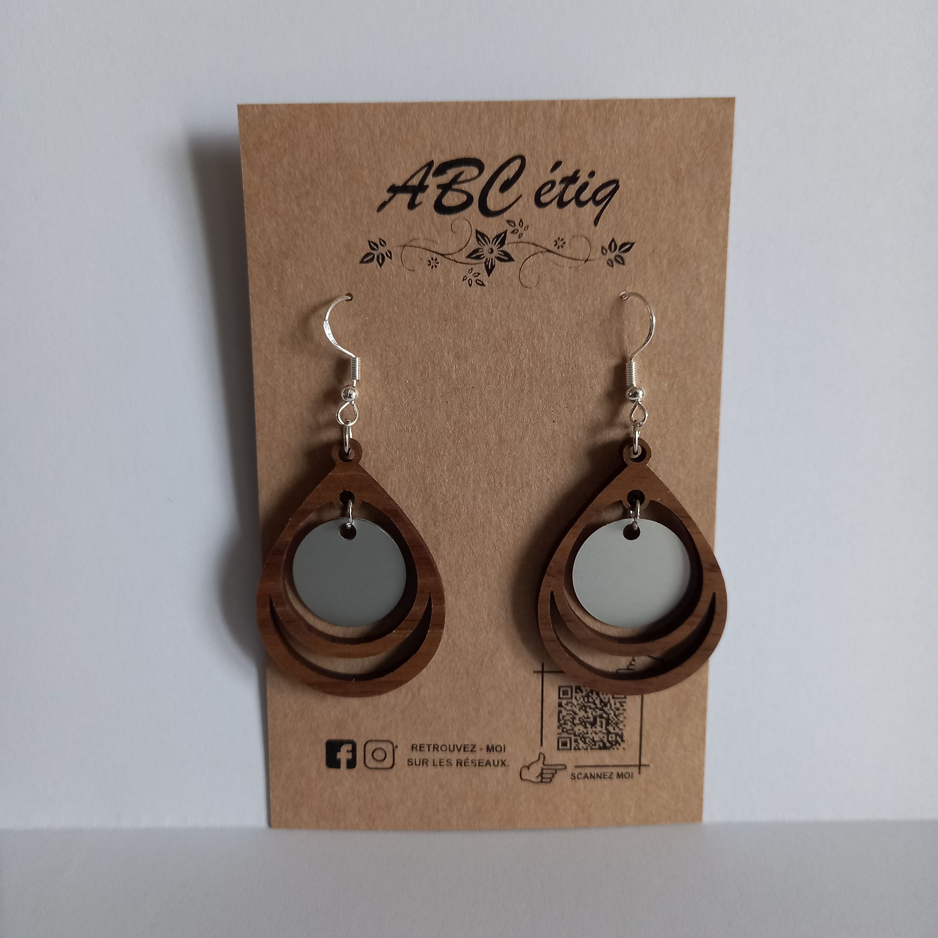 Paire de boucles d'oreilles pendantes en bois avec des accents argentés