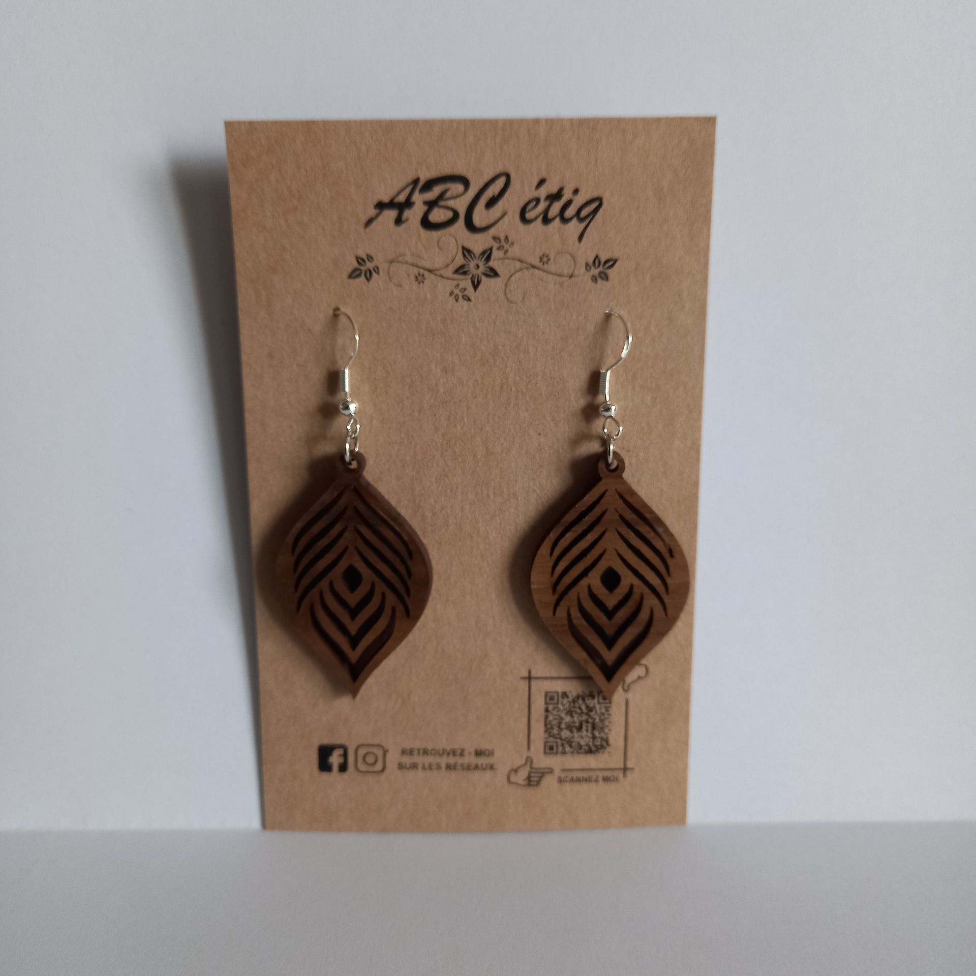 Paire de boucles d'oreilles en bois marron en forme de plume