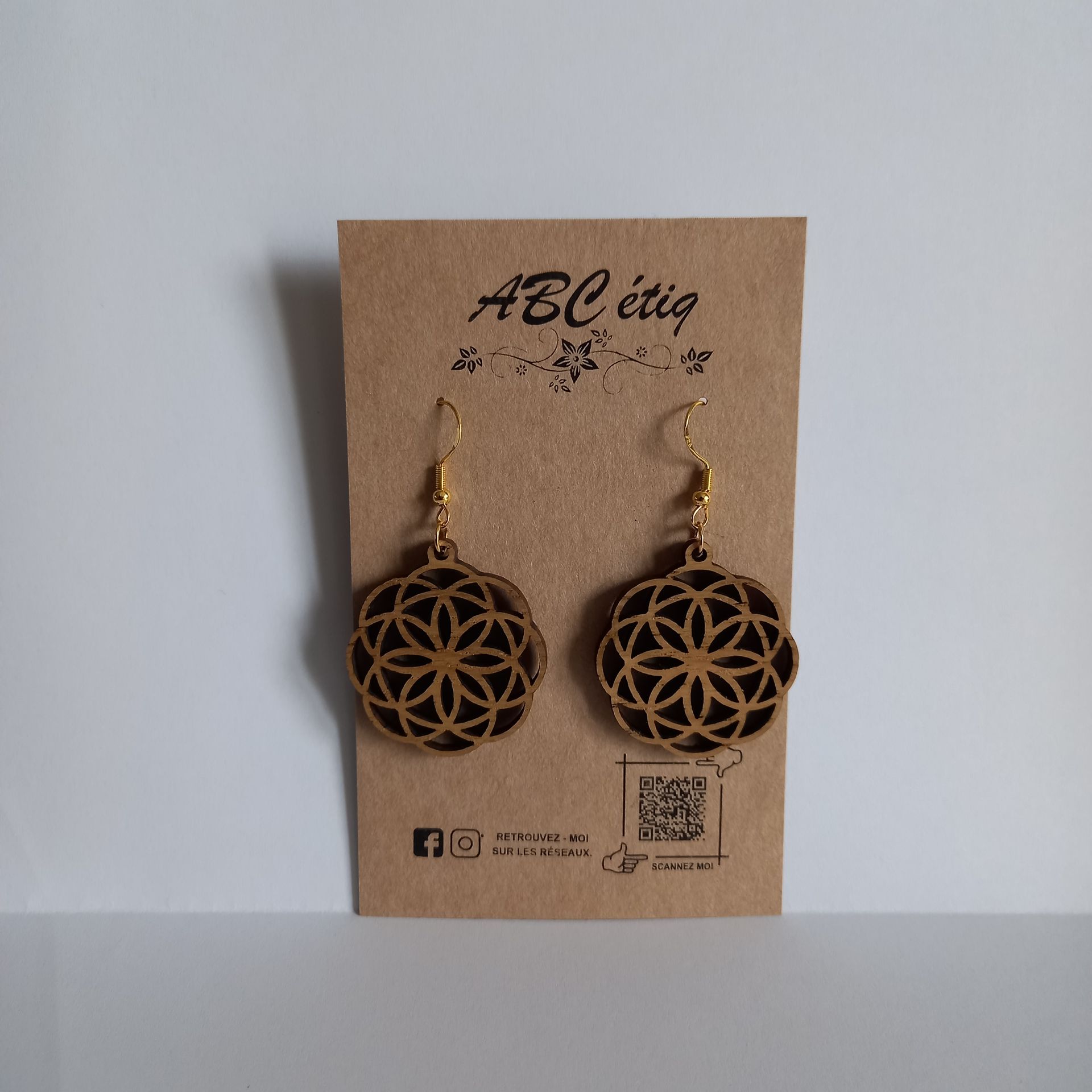 Paire de boucles d'oreilles florales foncées