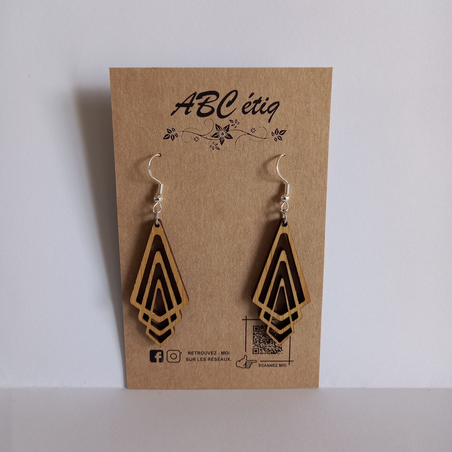 Boucles d'oreilles suspendues sur un présentoir en carton